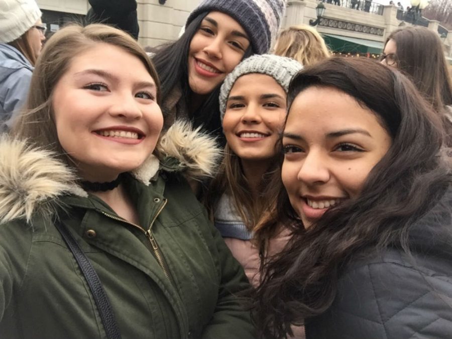 Juniors+Brisa+Romero+%28far+left%29+and+Yesenia+Munoz++%28far+right%29+visit+Chicago.+The+Costa+Rican+exchange+students+arrived+on+Jan.+10+and+left+Thursday.