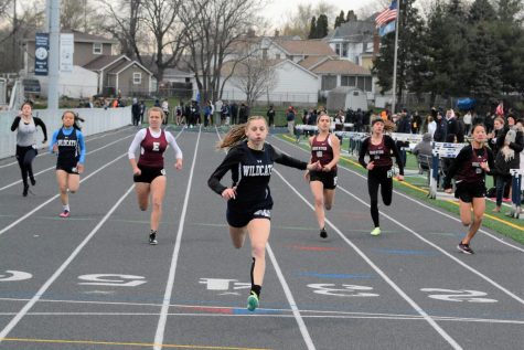 Sophomore Kali Waller outruns the competition. (Photo courtesy of Lifetouch)