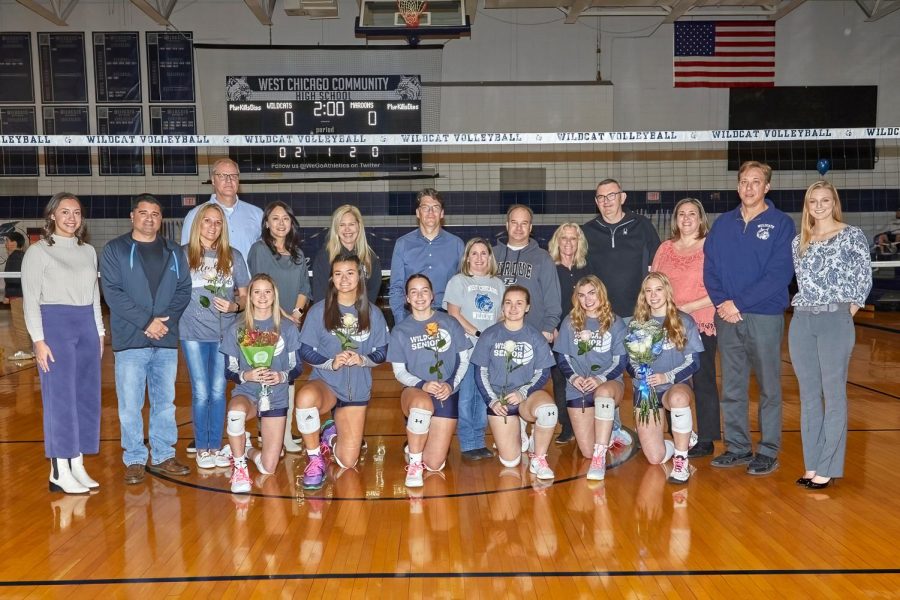 Seniors+on+the+girls+volleyball+team+pose+with+their+parents+on+Senior+Night.