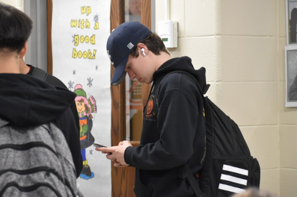 Students line up at the door at the end of Den, glued to their screens, counting down the minutes until the bell dismisses them.