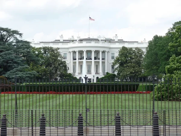 The White House, home to the President of the United States. (Courtesy of rawpixel under CC0)