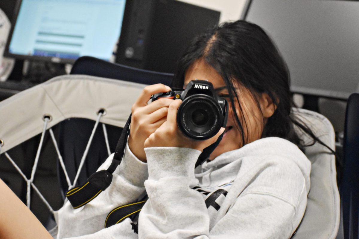 Sophomore Giselle Suarez practices her composition skills using a Nikon d5300.