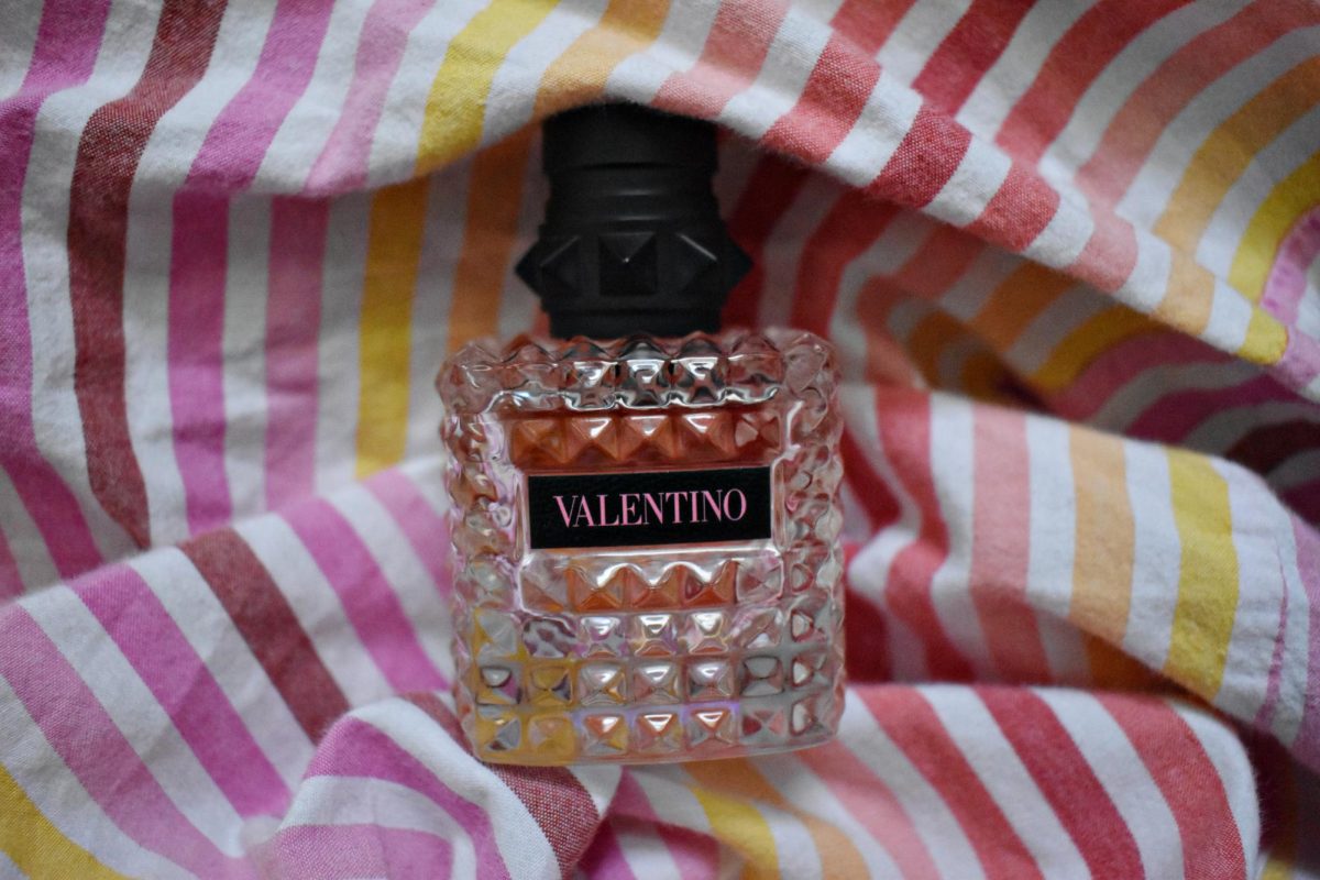 The well-known Valentino logo laid across the packaging draws shoppers into a well-loved scent, creating a powerful combination of bliss and beauty. The color scheme varies between versions, offering a unique decision for all users.