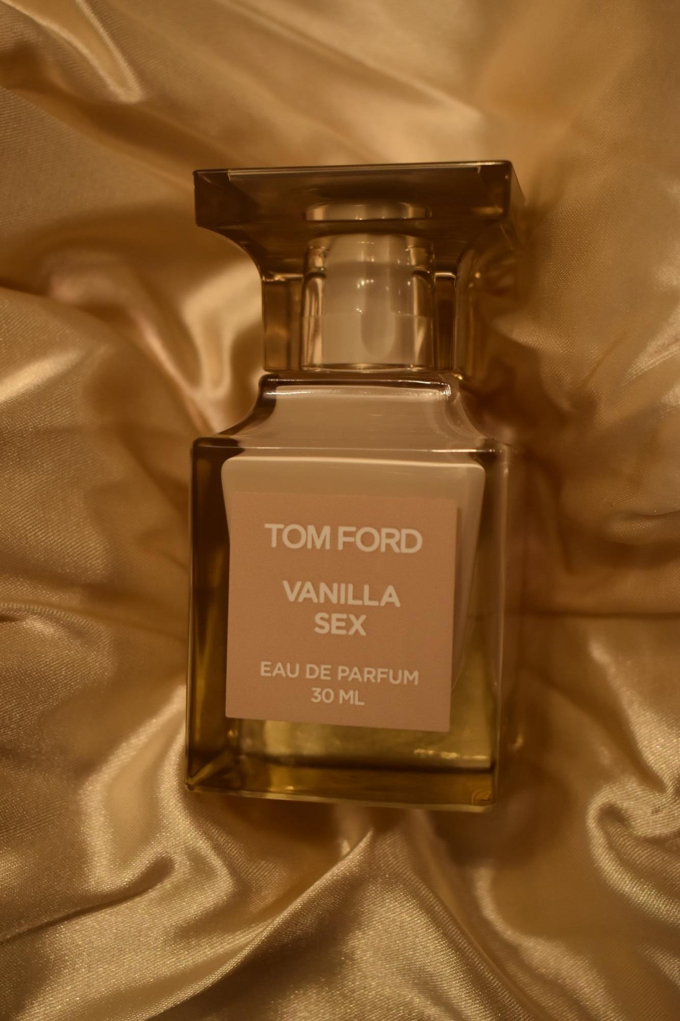  The luxury packaging of Tom Ford offers a sneak peek of the even richer scent waiting to be sprayed. Along with the pleasant aromas inside, the bottle adds a chic touch to any vanity or nightstand. 