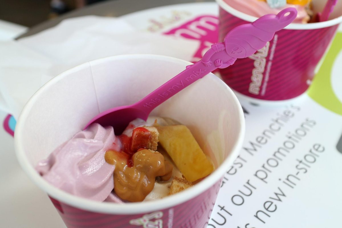 A cup of blueberry cheesecake and pina colada frozen yogurt at Menchie's. (Photo by Elsie Hui via Wikimedia Commons)