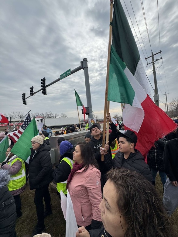 Manifestantes marchan por West Chicago el 3 de febrero de 2025, ondeando banderas mexicanas y estadounidenses en solidaridad durante la manifestación "Un Día Sin Inmigrantes". La marcha, que comenzó en Thorntons en Neltnor Blvd., fue parte de un movimiento nacional en defensa de los derechos de los inmigrantes y en protesta contra posibles operativos de ICE.