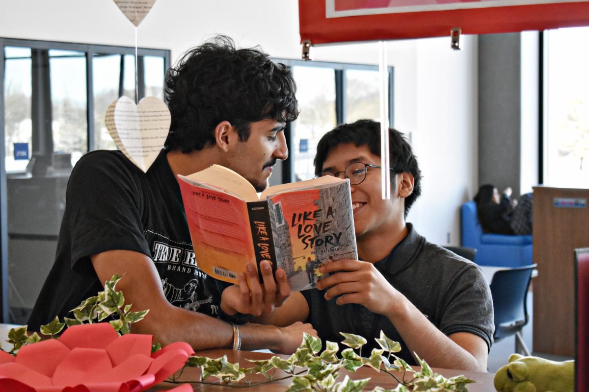 Two love birds in the LRC reading and enjoying each others company.