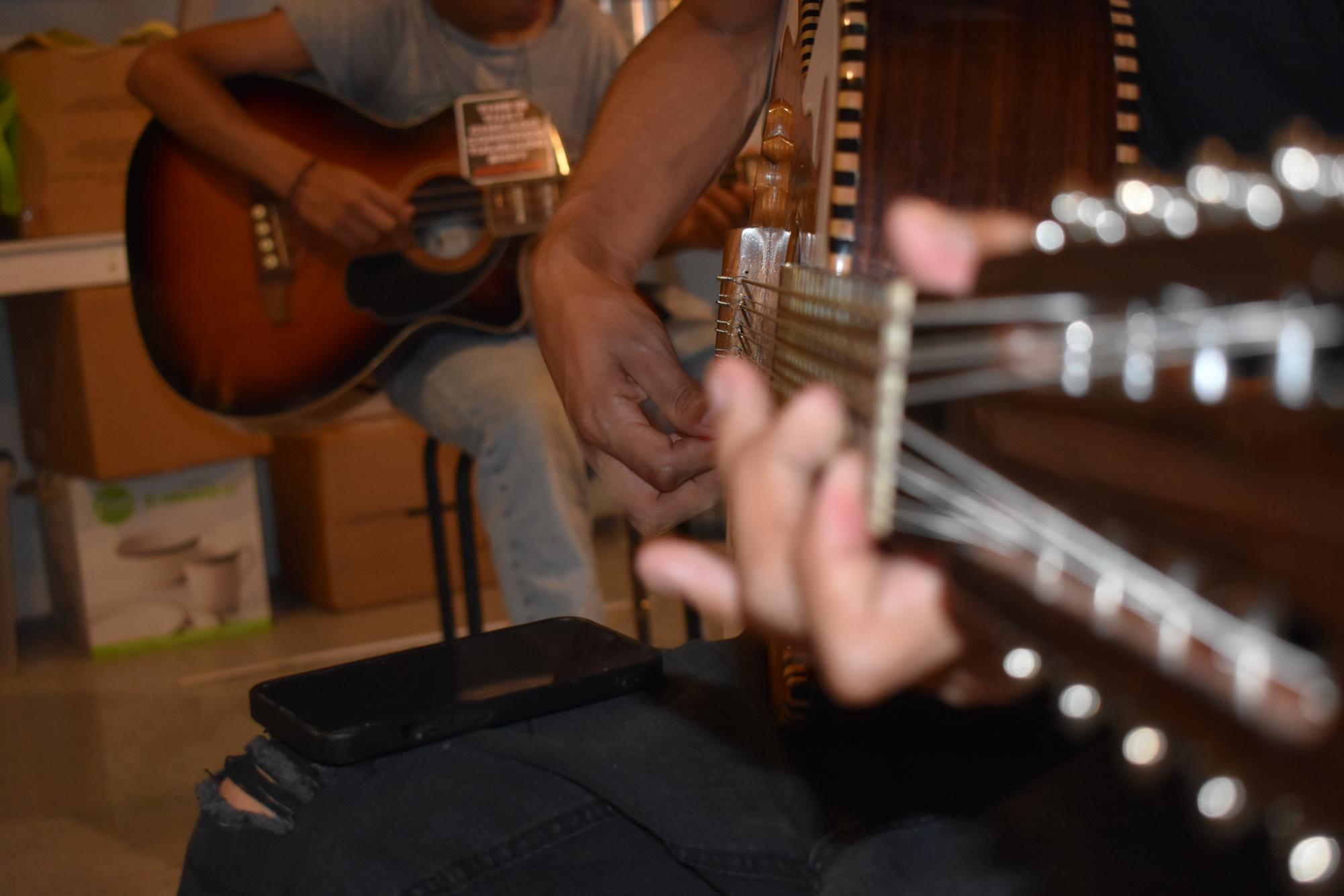 Jóvenes músicos latinos comparten su herencia, reuniendo a las familias a través de la música y el baile. 