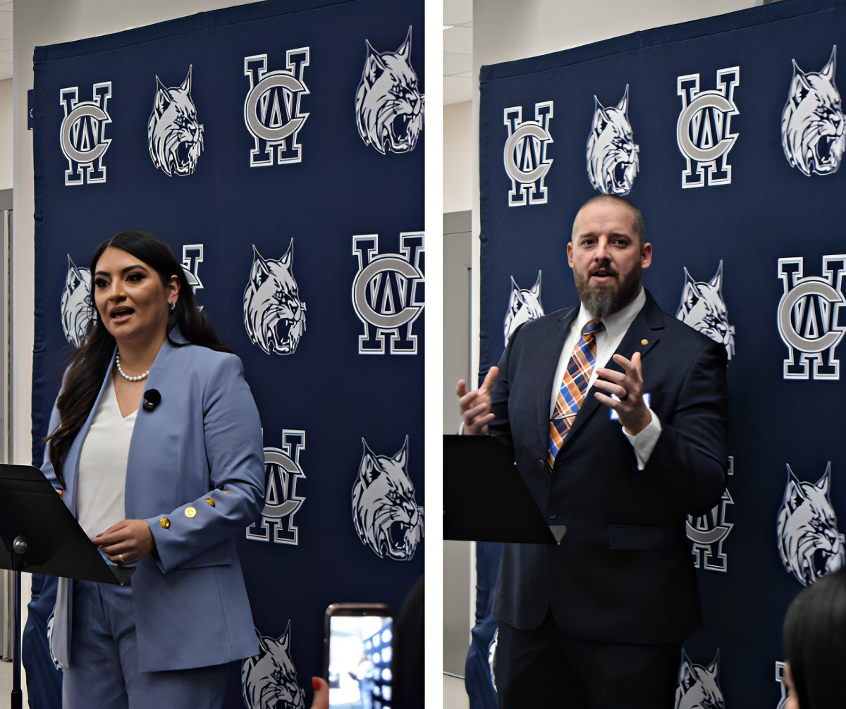 Jessica Muñoz (izquierda) y Robert Taylor (derecha) hablan en el podio de los Wildcats frente al fondo oficial de la escuela, cerca de la Entrada 1, el 17 de febrero mientras aceptan sus Premios a Exalumnos Distinguidos. Familiares y amigos se reunieron para celebrar a los homenajeados. (La imagen fue mejorada digitalmente para aumentar su resolución.)